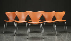 Arne Jacobsen. Seks syverstole model 3107, cognacfarvet læder 6 
