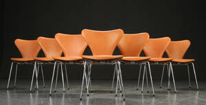 Arne Jacobsen. Otte syverstole model 3107, cognacfarvet læder 8