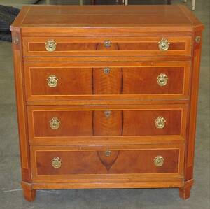 Byrå Gustaviansk Stil 1900-tal Höjd 88cm Bredd 80cm