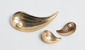 Herman Siersbøl - Broche og par øreclips med Akoya Saltvands Kulturperler - 14 kt. guld 