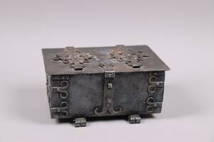 Skrin i metall med smidesdetaljer