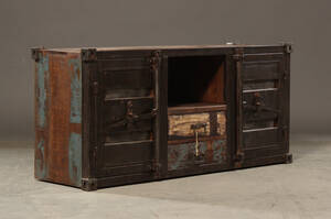 Skab i industrielt design, bl.a. container beslag Denne vare er sat til omsalg under nyt varenummer 4239798