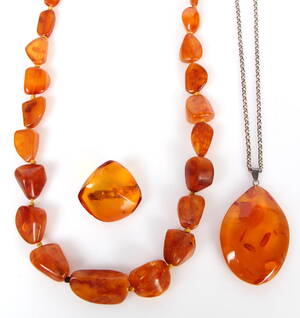 Rav halskæde samt vedhæng og broche i rav 3