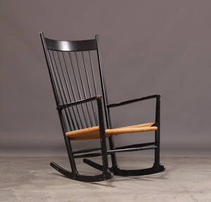 Hans J. Wegner. Gyngestol af sortlakeret træ, model J16
