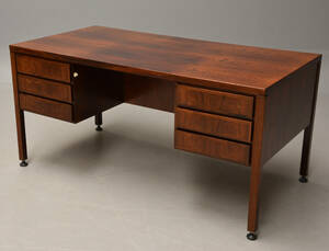 Omann Junior. Fritstående skrivebord af palisander, model 77