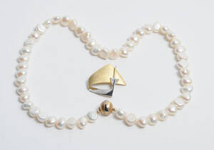 Halskæde med ferskvands kulturperler og lås af 14 kt. guld, samt broche af 14 kt. guld og hvidguld 2