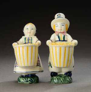 Herluf Jensenius for Aluminia. To Børnehjælpsfigurer af fajance 2 