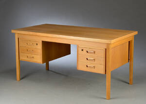 Fritstående skrivebord af egetræ 