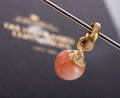 Ole Lynggaard. Dew Drops-charm i 18 kt. guld med koral