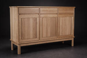 Dansk møbelproducent. Skænk af egetræ