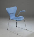 Arne Jacobsen syver armstol med stel af forkromet metal, sæde og ryg med blåt stof. 