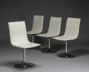 Et sæt på fire stole med stel af metal med rundt fodstykke. 4.