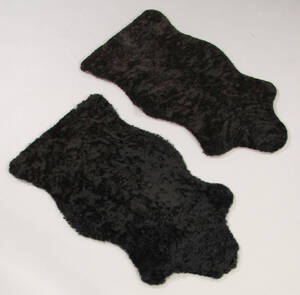 To Argentinske lammeskind. Farve Sort. Krøllet kvalitet. 2 