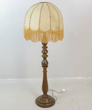 Golvlampa i trä 