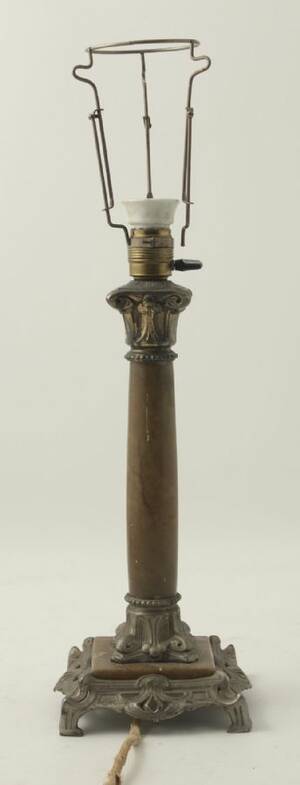 Bordslampfot, empirestil. 