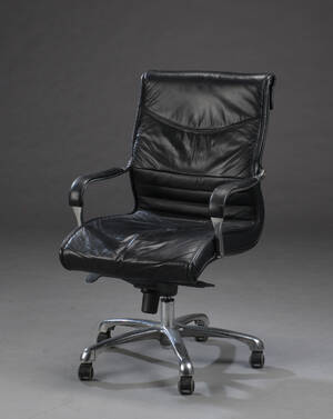 Kontorstol. Sort læder