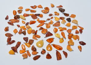 Samling polerede vedhæng af rav, samlet vægt ca. 444 gr.