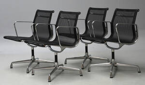 Charles Eames. Sæt på fire stole, model EA 108 i netvæv 4 