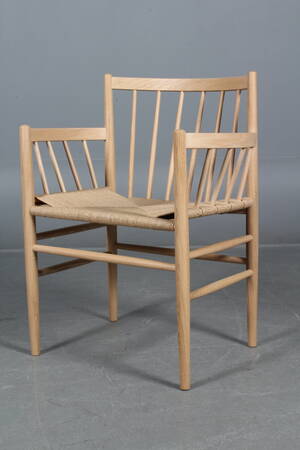 Jørgen Bækmark tremmestol med armlæn af lakeret eg, model J81