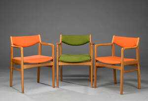 Et sæt på tre armstole af egetræ, betræk i sæde og ryg af stof. 3.