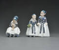 Royal Copenhagen to figurer af porcelæn i form af piger i egnsdragt. Denne vare er sat til omsalg under nyt varenummer 4841131