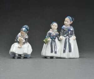 Royal Copenhagen to figurer af porcelæn i form af piger i egnsdragt. Denne vare er sat til omsalg under nyt varenummer 4841131