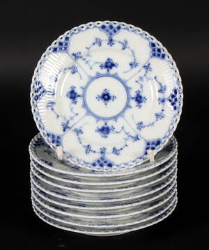 Royal Copenhagen. Musselmalet helblonde, ni tallerkener. 9