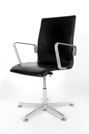 Arne Jacobsen. Oxford kontorstol, model 3271. sort læder.