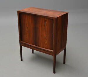 Dansk møbelproducent skab med jalousilåge