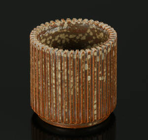 Arne Bang. Bæger af stentøj, modelleret med riflet yderside