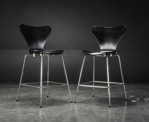 Arne Jacobsen. Syveren to barstole, model 3187, Brown Label 2 