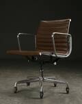 Charles Eames. Kontorstol fra serien Aluminium Group Konference 