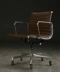 Charles Eames. Kontorstol fra serien Aluminium Group Konference, læder 