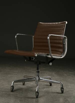 Charles Eames. Kontorstol fra serien Aluminium Group Konference