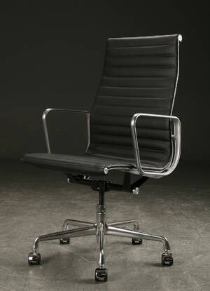 Charles Eames. Kontorstol fra serien Aluminium Group Konference, sort læder  