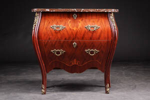 Kommode af rosentræ. Rokoko form