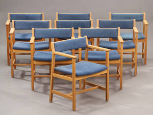 Børge Mogensen 1914-1972. Sæt på ni armstole af egetræ, betrukket med blå uld. 9