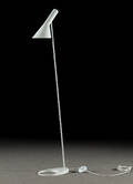 Golvlampa, modell AJ, formgiven av Arne Jacobsen för Louis Poulsen