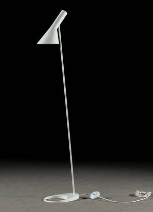 Golvlampa, modell AJ, formgiven av Arne Jacobsen för Louis Poulsen