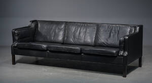 Dansk møbelproducent. Tre-pers. sofa, læder  bejdset træ