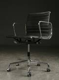 Charles Eames. Kontorstol model EA 117, sort læder  Denne vare er sat til omsalg under nyt varenummer 5238559