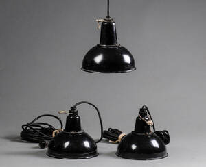 Sæt på tre pendler af sortlakeret metal. 3