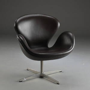 Arne Jacobsen. Svanestol model 3320, brunt læder