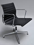 Charles Eames 1907 - 1978. Armstol fra serien, model EA-108