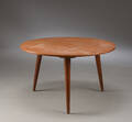 Hans J. Wegner. Cirkulært sofabord af teak og eg, model AT-8