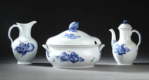 Royal Copenhagen. Blå blomst terrin nr. 8134 med låg, chokoladekande og kaffekande 3