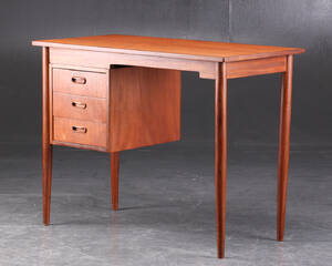 Skrivebord af teaktræ, dansk møbelpoducent
