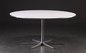 Arne Jacobsen. Cirkulært spisebord