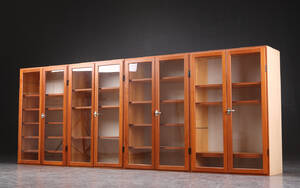 Fire vitrineskabe af teaktræ, dansk møbelproducent 4 
