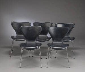 Arne Jacobsen. Fem stole Syveren, model 3107 5
